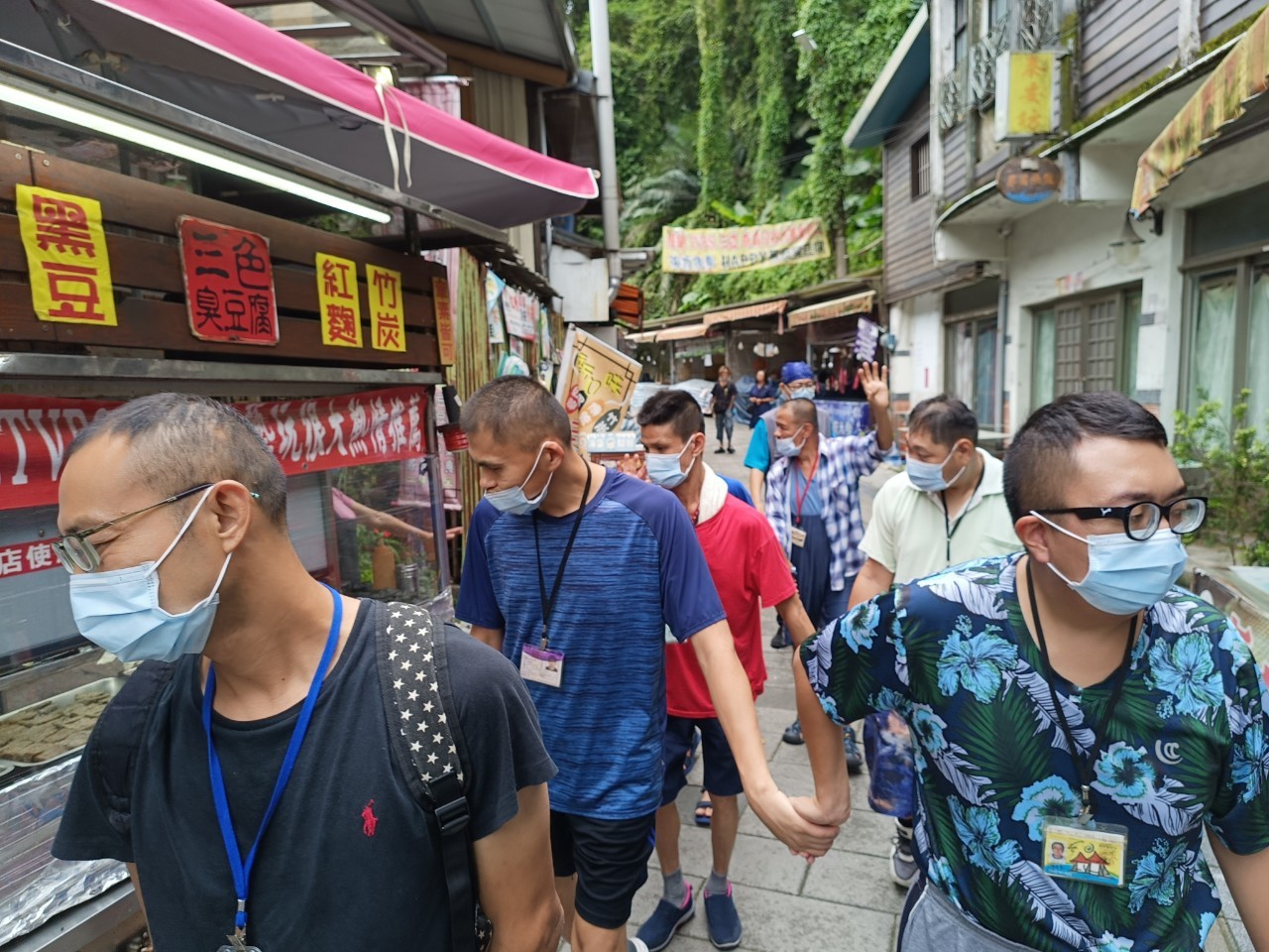 華嚴服務對象走在老街，與社區居民互動