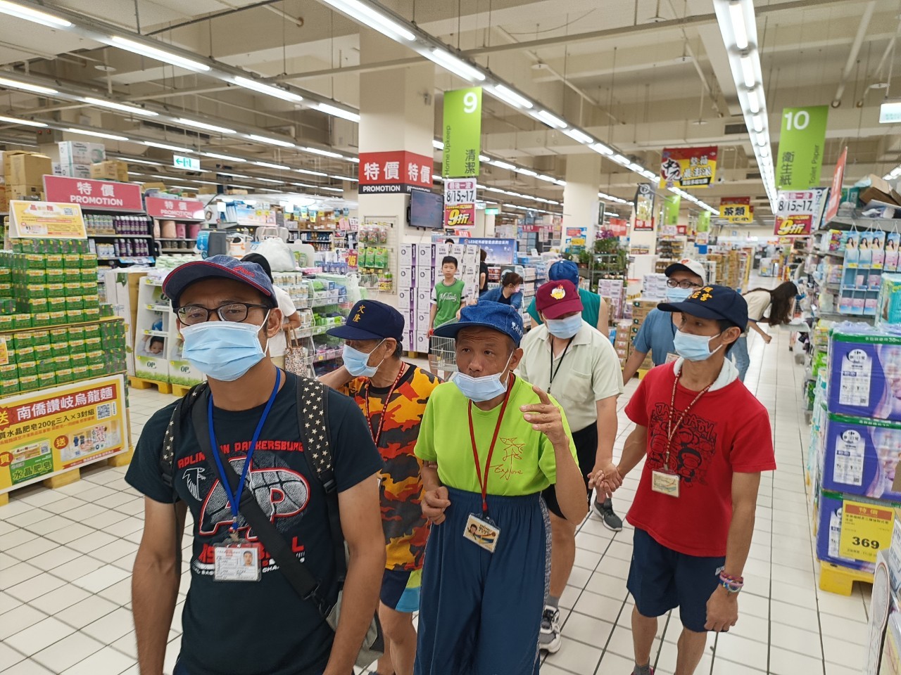 華嚴服務對象在大賣場購物與練習生活技能