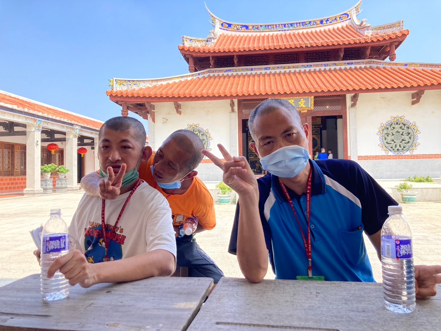 華嚴服務對象於廟宇前廣場合影，參與在地信仰文化